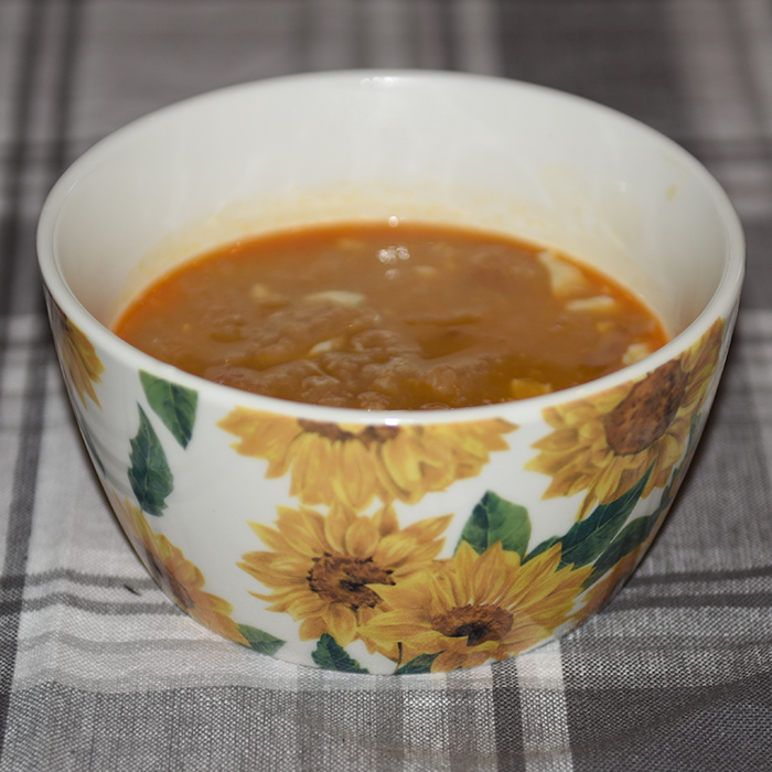 Hvitløksuppe - sopa de ajo Ingredienser ½ dl Olivenolje 3 fedd Hvitløk (i tynne skiver) 100 g Loff (gårbakt) 1 ss Paprikapulver (helst søt) 1 ts Salt 10 dl Vann 4 Egg https://heidisboble.no/ @heidisboble