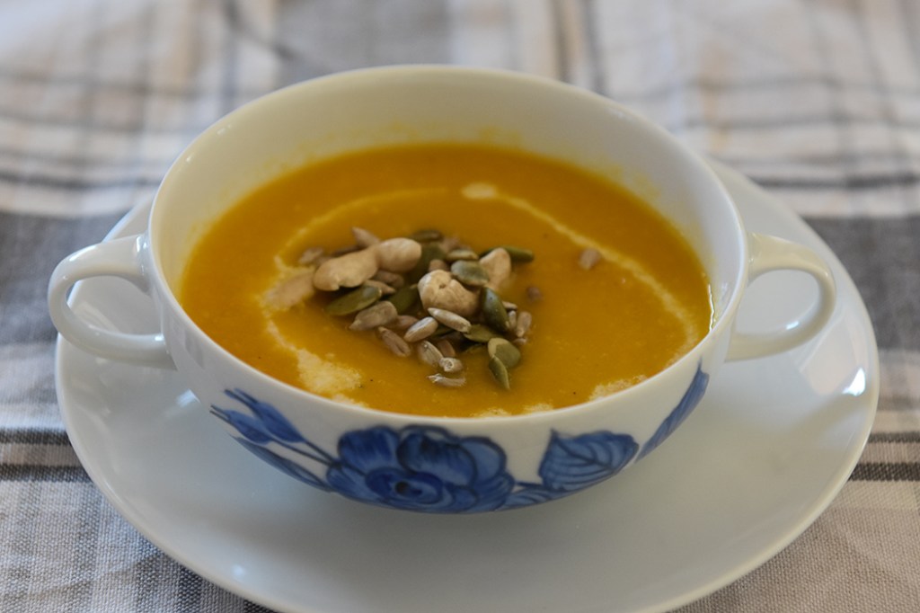 Gulrotsuppe med kokosmelk og ristede frø Ingredienser 1 ss Olje (nøytral) 1 Løk (hakket) 3 fedd Hvitløk 2-3 cm Ingefær (ca 1½ ts raspet) 400 g Gulerøtter (raspet) 1 ts Eddik (rødvin) 8 dl Grønnsakkraft (eller vann og buljong) Salt og pepper Topping (Valgfritt): Kokosmelk Frø og cashewnøtter (ristede) https://heidisboble.no/ @heidisboble
