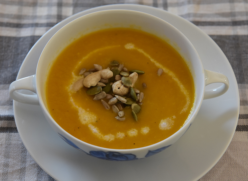 Gulrotsuppe med kokosmelk og ristede frø Ingredienser 1 ss Olje (nøytral) 1 Løk (hakket) 3 fedd Hvitløk 2-3 cm Ingefær (ca 1½ ts raspet) 400 g Gulerøtter (raspet) 1 ts Eddik (rødvin) 8 dl Grønnsakkraft (eller vann og buljong) Salt og pepper Topping (Valgfritt): Kokosmelk Frø og cashewnøtter (ristede) https://heidisboble.no/ @heidisboble