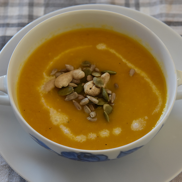 Gulrotsuppe med kokosmelk og ristede frø Ingredienser 1 ss Olje (nøytral) 1 Løk (hakket) 3 fedd Hvitløk 2-3 cm Ingefær (ca 1½ ts raspet) 400 g Gulerøtter (raspet) 1 ts Eddik (rødvin) 8 dl Grønnsakkraft (eller vann og buljong) Salt og pepper Topping (Valgfritt): Kokosmelk Frø og cashewnøtter (ristede) https://heidisboble.no/ @heidisboble