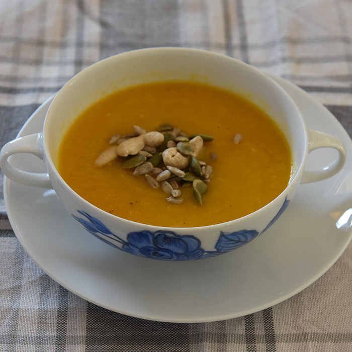 Gulrotsuppe med kokosmelk og ristede frø Ingredienser 1 ss Olje (nøytral) 1 Løk (hakket) 3 fedd Hvitløk 2-3 cm Ingefær (ca 1½ ts raspet) 400 g Gulerøtter (raspet) 1 ts Eddik (rødvin) 8 dl Grønnsakkraft (eller vann og buljong) Salt og pepper Topping (Valgfritt): Kokosmelk Frø og cashewnøtter (ristede) https://heidisboble.no/ @heidisboble