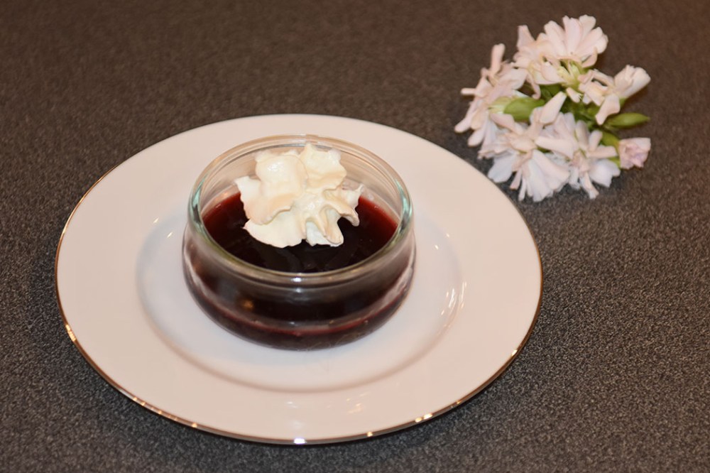 Kirsebærgele Ingredienser: Ca 600 g Kirsebær - sure (10 dl) 7 dl Vann 1 dl Sukker 8 pl Gelatin https://heidisboble.no/ @heidisboble