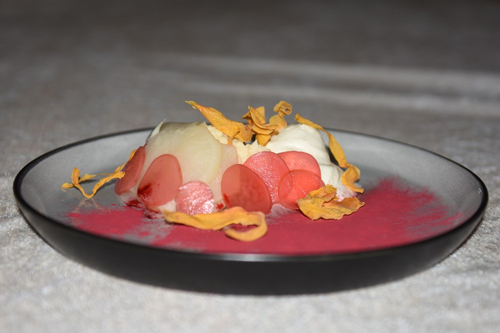 Kokt nepe, reddik og gulrot – Remolacha, rababitos y zanahorta Ingredienser 1 Nepe Rødbetpulver (fås i helsekostbutikker) Syltede reddiker: 5 Reddiker (tynne skiver) ½ dl Eddik (7%) 1 dl Sukker 2 dl Vann Pepperrotkrem: 1 ss Pepperrot (revet) 2 dl Fløte (pisket) 1 ss Rømme Salt Sellerirotpuré: 300 g Sellerirot (i ternininger) 1 dl Fløte 50 g Smør Salt Fritert gulrot: 1 - 2 Gulerøtter 5 dl Olje til fritering Salt https://heidisboble.no/ @heidisboble