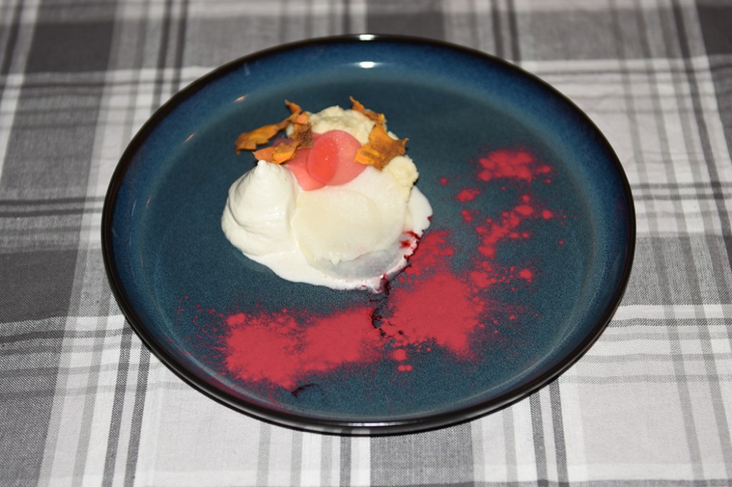 Kokt nepe, reddik og gulrot – Remolacha, rababitos y zanahorta Ingredienser 1 Nepe Rødbetpulver (fås i helsekostbutikker) Syltede reddiker: 5 Reddiker (tynne skiver) ½ dl Eddik (7%) 1 dl Sukker 2 dl Vann Pepperrotkrem: 1 ss Pepperrot (revet) 2 dl Fløte (pisket) 1 ss Rømme Salt Sellerirotpuré: 300 g Sellerirot (i ternininger) 1 dl Fløte 50 g Smør Salt Fritert gulrot: 1 - 2 Gulerøtter 5 dl Olje til fritering Salt https://heidisboble.no/ @heidisboble