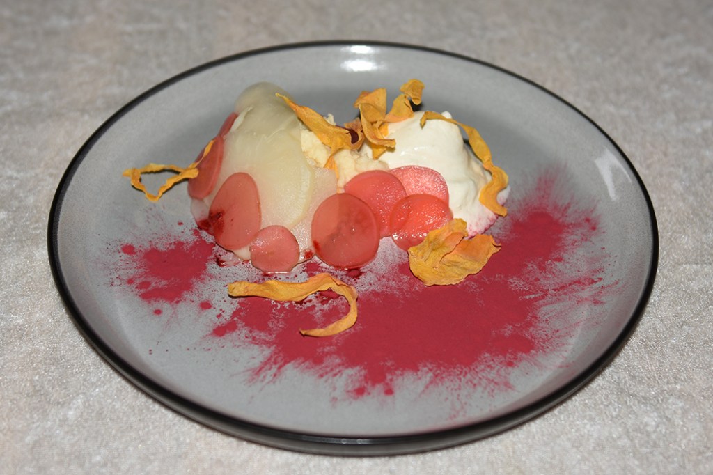 Kokt nepe, reddik og gulrot – Remolacha, rababitos y zanahorta Ingredienser 1 Nepe Rødbetpulver (fås i helsekostbutikker) Syltede reddiker: 5 Reddiker (tynne skiver) ½ dl Eddik (7%) 1 dl Sukker 2 dl Vann Pepperrotkrem: 1 ss Pepperrot (revet) 2 dl Fløte (pisket) 1 ss Rømme Salt Sellerirotpuré: 300 g Sellerirot (i ternininger) 1 dl Fløte 50 g Smør Salt Fritert gulrot: 1 - 2 Gulerøtter 5 dl Olje til fritering Salt https://heidisboble.no/ @heidisboble