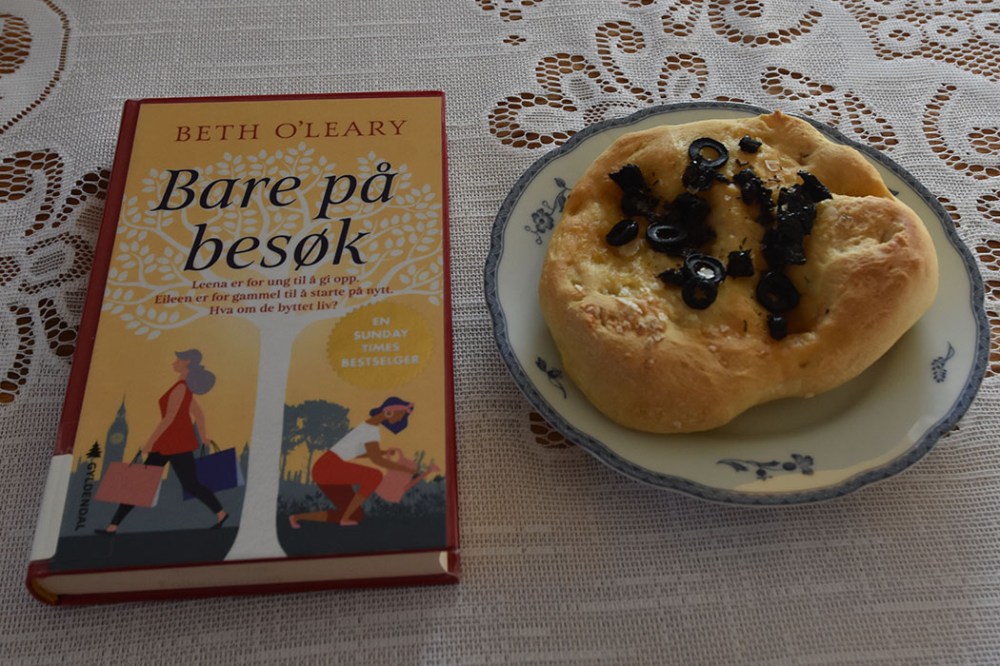 O’Leary, Beth (2021) «Bare på besøk», Gyldendal OG Små focaccia med oliven og soltørkete tomater Ingredienser: Fordeig (dagen før); 135 g Hvetemel 1 ½ dl Vann (kaldt) 2 g Gjær (fersk – på størrelse med en ert) Dagen du skal bake: 1 kg Hvetemel 2 ss Olje (nøytral) 15 g Salt (2 ts) 5 ½ dl Vann (romtemperert) 20 g Gjær 1 ts Sukker 2 ss Olivenolje Topping: 2 ss Olivenolje Oliven (hakket) Tomater (soltørkete) Flaksalt Rosmarin https://heidisboble.no/ @heidisboble