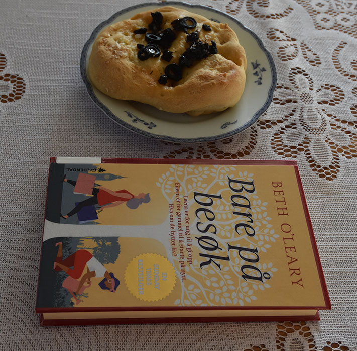 O’Leary, Beth (2021) «Bare på besøk», Gyldendal OG Små focaccia med oliven og soltørkete tomater Ingredienser: Fordeig (dagen før); 135 g Hvetemel 1 ½ dl Vann (kaldt) 2 g Gjær (fersk – på størrelse med en ert) Dagen du skal bake: 1 kg Hvetemel 2 ss Olje (nøytral) 15 g Salt (2 ts) 5 ½ dl Vann (romtemperert) 20 g Gjær 1 ts Sukker 2 ss Olivenolje Topping: 2 ss Olivenolje Oliven (hakket) Tomater (soltørkete) Flaksalt Rosmarin https://heidisboble.no/ @heidisboble