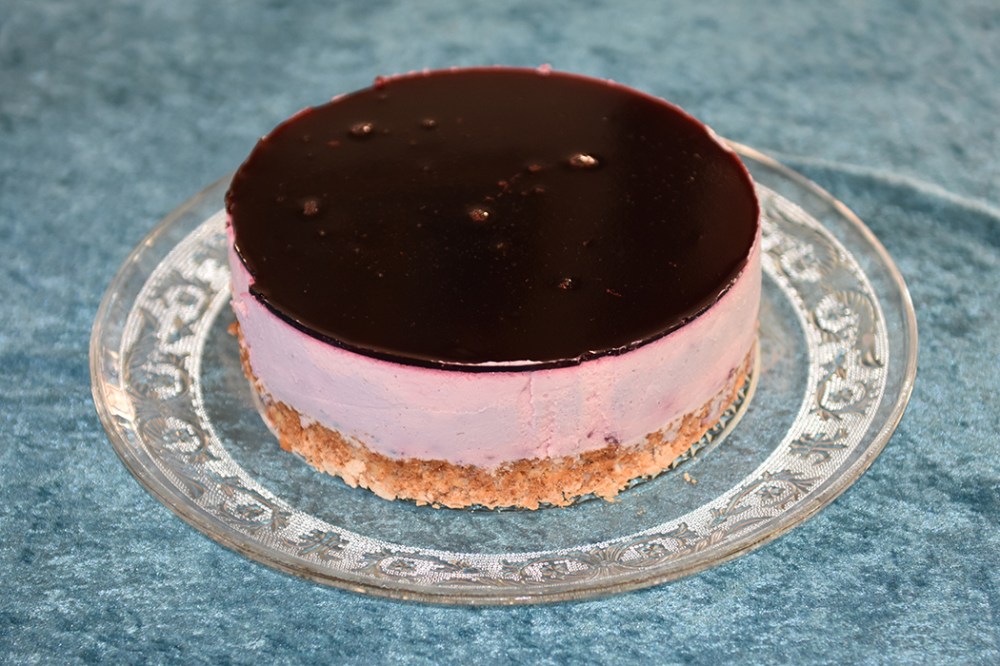 Ostekake med marengsbunn og gelelokk Ingredienser: Mandelbunn: 160 g Mandler (malte) 160 g Melis 4 Eggehviter (ca 130 g) Ostekrem: 250 g Kremost (nøytral) 100 g Rømme 100 g Sitronsaft (presset) 200 g Bær (jordbær, blåbær, rips, bringebær) 150 g Melis 5 dl Fløte 4 plater Gelatin Gelelokk: 300 g Bær (jordbær, blåbær, rips, bringebær) 2 Vann 3 ss Sukker 3 pl Gelatin https://heidisboble.no/ @heidisboble