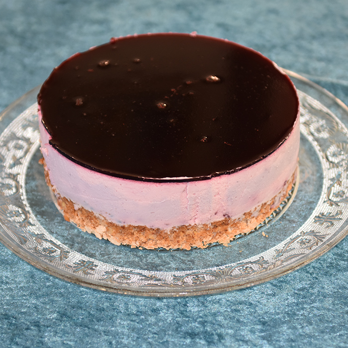 Ostekake med marengsbunn og gelelokk Ingredienser: Mandelbunn: 160 g Mandler (malte) 160 g Melis 4 Eggehviter (ca 130 g) Ostekrem: 250 g Kremost (nøytral) 100 g Rømme 100 g Sitronsaft (presset) 200 g Bær (jordbær, blåbær, rips, bringebær) 150 g Melis 5 dl Fløte 4 plater Gelatin Gelelokk: 300 g Bær (jordbær, blåbær, rips, bringebær) 2 Vann 3 ss Sukker 3 pl Gelatin https://heidisboble.no/ @heidisboble