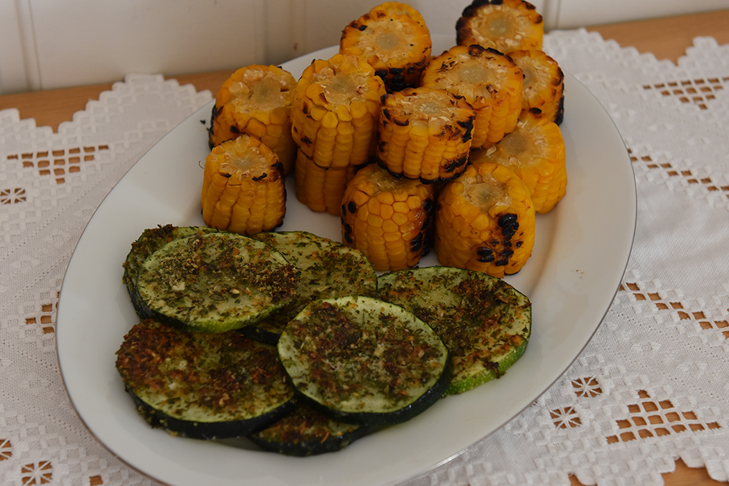 Bakt squash Ingredienser 1 Squash 4 ss Parmesan (raspet) ½ ts Timian ½ ts Oregano ½ ts Basilikum ¼ ts Hvitløksalt ¼ ts Salt ¼ ts Pepper 1 ss Persille (hakket) 2 ss Olje (oliven) https://heidisboble.no/ @heidisboble