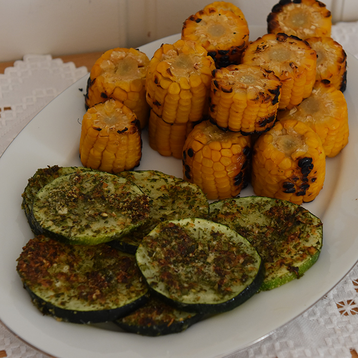 Bakt squash Ingredienser 1 Squash 4 ss Parmesan (raspet) ½ ts Timian ½ ts Oregano ½ ts Basilikum ¼ ts Hvitløksalt ¼ ts Salt ¼ ts Pepper 1 ss Persille (hakket) 2 ss Olje (oliven) https://heidisboble.no/ @heidisboble