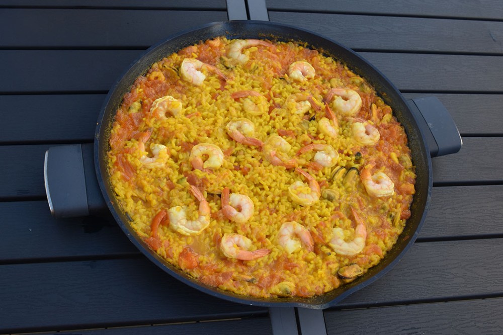 Paella – Paella de pescado Ingredienser: 600 g Ris 2 Tomater 1 Løk (hakket) 1 Paprika (grønn) 300 g Hvit fisk (uten ben) ½ pk Paella krydder (salt og safran) 6 ss Oliven olje 2 l Fiskekraft Salt ¼- ½ ts Safran Kraft: 2 ½ l Vann (kaldt) 1 kg Fisk (ben, skinn, hode mm) 1 Løk 1 Potet 1 Laubærblad 3 fedd Hvitløk ½ Chili (valgfritt) Salt ¼- ½ ts Safran Pynt (valgfritt): Scampi / reker Blåskjell https://heidisboble.no/ @heidisboble