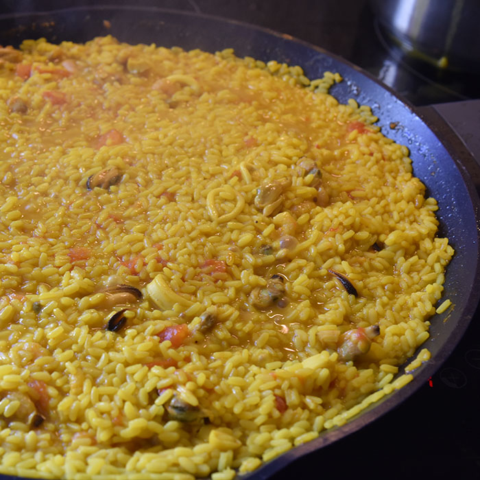 Paella – Paella de pescado Ingredienser: 600 g Ris 2 Tomater 1 Løk (hakket) 1 Paprika (grønn) 300 g Hvit fisk (uten ben) ½ pk Paella krydder (salt og safran) 6 ss Oliven olje 2 l Fiskekraft Salt ¼- ½ ts Safran Kraft: 2 ½ l Vann (kaldt) 1 kg Fisk (ben, skinn, hode mm) 1 Løk 1 Potet 1 Laubærblad 3 fedd Hvitløk ½ Chili (valgfritt) Salt ¼- ½ ts Safran Pynt (valgfritt): Scampi / reker Blåskjell https://heidisboble.no/ @heidisboble