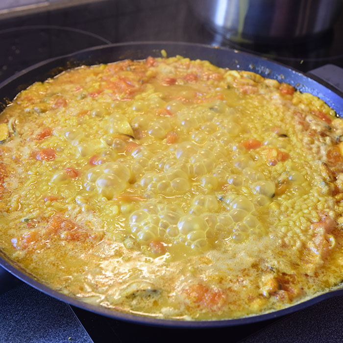Paella – Paella de pescado Ingredienser: 600 g Ris 2 Tomater 1 Løk (hakket) 1 Paprika (grønn) 300 g Hvit fisk (uten ben) ½ pk Paella krydder (salt og safran) 6 ss Oliven olje 2 l Fiskekraft Salt ¼- ½ ts Safran Kraft: 2 ½ l Vann (kaldt) 1 kg Fisk (ben, skinn, hode mm) 1 Løk 1 Potet 1 Laubærblad 3 fedd Hvitløk ½ Chili (valgfritt) Salt ¼- ½ ts Safran Pynt (valgfritt): Scampi / reker Blåskjell https://heidisboble.no/ @heidisboble