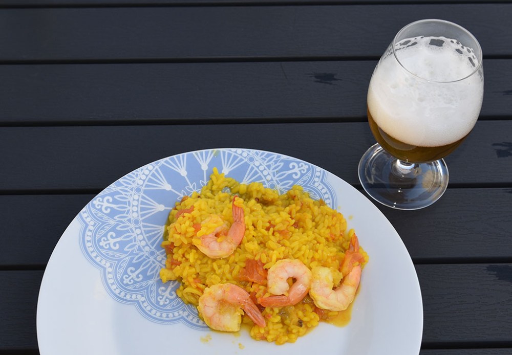 Paella – Paella de pescado Ingredienser: 600 g Ris 2 Tomater 1 Løk (hakket) 1 Paprika (grønn) 300 g Hvit fisk (uten ben) ½ pk Paella krydder (salt og safran) 6 ss Oliven olje 2 l Fiskekraft Salt ¼- ½ ts Safran Kraft: 2 ½ l Vann (kaldt) 1 kg Fisk (ben, skinn, hode mm) 1 Løk 1 Potet 1 Laubærblad 3 fedd Hvitløk ½ Chili (valgfritt) Salt ¼- ½ ts Safran Pynt (valgfritt): Scampi / reker Blåskjell https://heidisboble.no/ @heidisboble