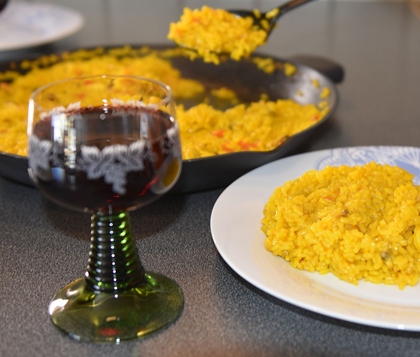 Paella – Paella de pescado Ingredienser: 600 g Ris 2 Tomater 1 Løk (hakket) 1 Paprika (grønn) 300 g Hvit fisk (uten ben) ½ pk Paella krydder (salt og safran) 6 ss Oliven olje 2 l Fiskekraft Salt ¼- ½ ts Safran Kraft: 2 ½ l Vann (kaldt) 1 kg Fisk (ben, skinn, hode mm) 1 Løk 1 Potet 1 Laubærblad 3 fedd Hvitløk ½ Chili (valgfritt) Salt ¼- ½ ts Safran Pynt (valgfritt): Scampi / reker Blåskjell https://heidisboble.no/ @heidisboble