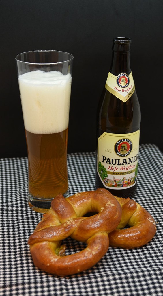Paulaner Hefe-weissbier fra Paulaner Brauerei, Tyskland  (5,5 %, 50 c) OG Pretzel (myke) Ingredienser: 2 ½ ts Tørrgjær 1 ¼ dl Vann (varmt ca. 38-45 grader) 1 ss Sirup (mørk) 450 g Hvetemel 1,2 dl Øl (pilsner) 2 ss Smør (romtemperert) 2 ts Salt 0,6 dl Natron 1 Eggeplomme 1 ss Vann (kaldt) Salt (flak eller korn) https://heidisboble.no/ @heidisboble