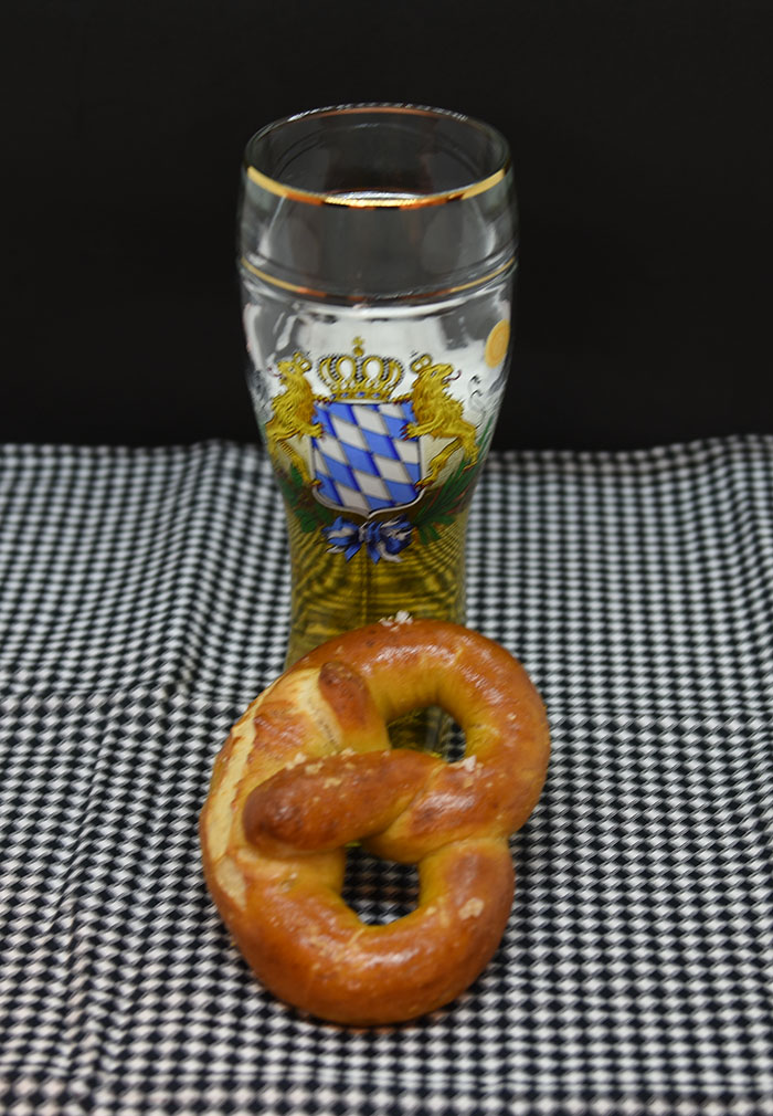 Pretzel (myke) Ingredienser: 2 ½ ts Tørrgjær 1 ¼ dl Vann (varmt ca. 38-45 grader) 1 ss Sirup (mørk) 450 g Hvetemel 1,2 dl Øl (pilsner) 2 ss Smør (romtemperert) 2 ts Salt 0,6 dl Natron 1 Eggeplomme 1 ss Vann (kaldt) Salt (flak eller korn) https://heidisboble.no/ @heidisboble