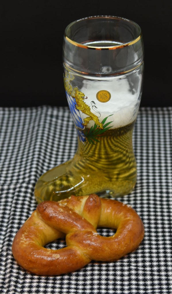 Pretzel (myke) Ingredienser: 2 ½ ts Tørrgjær 1 ¼ dl Vann (varmt ca. 38-45 grader) 1 ss Sirup (mørk) 450 g Hvetemel 1,2 dl Øl (pilsner) 2 ss Smør (romtemperert) 2 ts Salt 0,6 dl Natron 1 Eggeplomme 1 ss Vann (kaldt) Salt (flak eller korn) https://heidisboble.no/ @heidisboble
