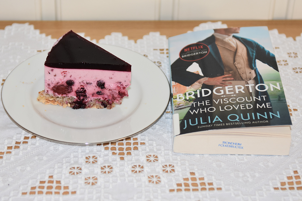Quinn, Julia (2020) «The viscount who loved me» Piatkus  #2 OG Ostekake med marengsbunn og gelelokk Ingredienser: Mandelbunn: 160 g Mandler (malte) 160 g Melis 4 Eggehviter (ca 130 g) Ostekrem: 250 g Kremost (nøytral) 100 g Rømme 100 g Sitronsaft (presset) 200 g Bær (jordbær, blåbær, rips, bringebær) 150 g Melis 5 dl Fløte 4 plater Gelatin Gelelokk: 300 g Bær (jordbær, blåbær, rips, bringebær) 2 Vann 3 ss Sukker 3 pl Gelatin https://heidisboble.no/ @heidisboble