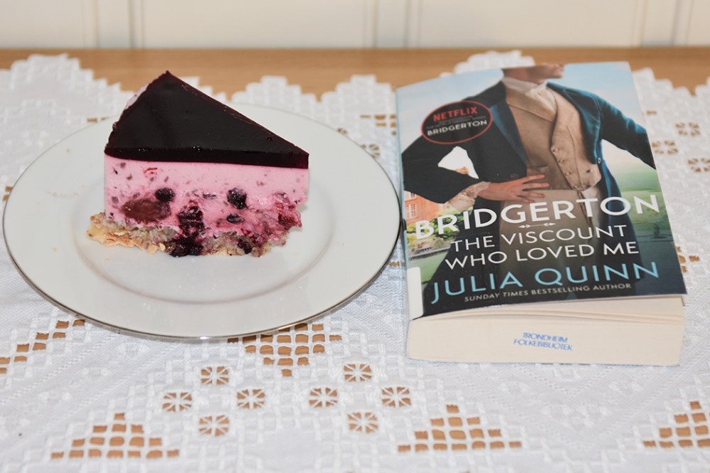 Quinn, Julia (2020) «The viscount who loved me» Piatkus  #2 OG Ostekake med marengsbunn og gelelokk Ingredienser: Mandelbunn: 160 g Mandler (malte) 160 g Melis 4 Eggehviter (ca 130 g) Ostekrem: 250 g Kremost (nøytral) 100 g Rømme 100 g Sitronsaft (presset) 200 g Bær (jordbær, blåbær, rips, bringebær) 150 g Melis 5 dl Fløte 4 plater Gelatin Gelelokk: 300 g Bær (jordbær, blåbær, rips, bringebær) 2 Vann 3 ss Sukker 3 pl Gelatin https://heidisboble.no/ @heidisboble