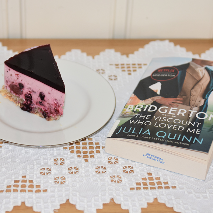 Quinn, Julia (2020) «The viscount who loved me» Piatkus  #2 OG Ostekake med marengsbunn og gelelokk Ingredienser: Mandelbunn: 160 g Mandler (malte) 160 g Melis 4 Eggehviter (ca 130 g) Ostekrem: 250 g Kremost (nøytral) 100 g Rømme 100 g Sitronsaft (presset) 200 g Bær (jordbær, blåbær, rips, bringebær) 150 g Melis 5 dl Fløte 4 plater Gelatin Gelelokk: 300 g Bær (jordbær, blåbær, rips, bringebær) 2 Vann 3 ss Sukker 3 pl Gelatin https://heidisboble.no/ @heidisboble