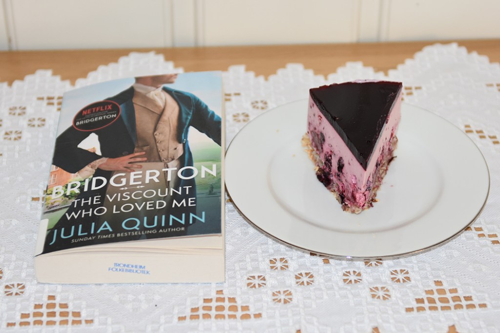 Quinn, Julia (2020) «The viscount who loved me» Piatkus  #2 OG Ostekake med marengsbunn og gelelokk Ingredienser: Mandelbunn: 160 g Mandler (malte) 160 g Melis 4 Eggehviter (ca 130 g) Ostekrem: 250 g Kremost (nøytral) 100 g Rømme 100 g Sitronsaft (presset) 200 g Bær (jordbær, blåbær, rips, bringebær) 150 g Melis 5 dl Fløte 4 plater Gelatin Gelelokk: 300 g Bær (jordbær, blåbær, rips, bringebær) 2 Vann 3 ss Sukker 3 pl Gelatin https://heidisboble.no/ @heidisboble