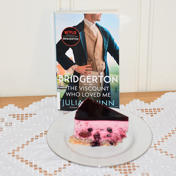Quinn, Julia (2020) «The viscount who loved me» Piatkus  #2 OG Ostekake med marengsbunn og gelelokk Ingredienser: Mandelbunn: 160 g Mandler (malte) 160 g Melis 4 Eggehviter (ca 130 g) Ostekrem: 250 g Kremost (nøytral) 100 g Rømme 100 g Sitronsaft (presset) 200 g Bær (jordbær, blåbær, rips, bringebær) 150 g Melis 5 dl Fløte 4 plater Gelatin Gelelokk: 300 g Bær (jordbær, blåbær, rips, bringebær) 2 Vann 3 ss Sukker 3 pl Gelatin https://heidisboble.no/ @heidisboble
