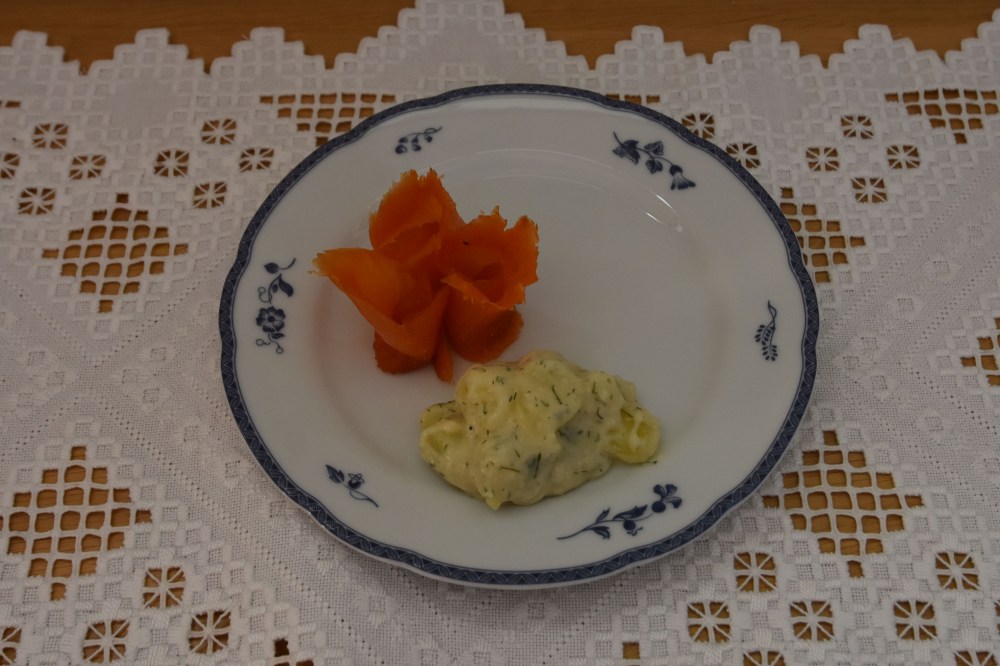 Røkt laks med dillstuede poteter Ingredienser 10 Poteter 2 ss Hvetemel 4 dl Melk ½ ts Salt ½ ts Pepper 3 ss Dill (hakket) https://heidisboble.no/ @heidisboble