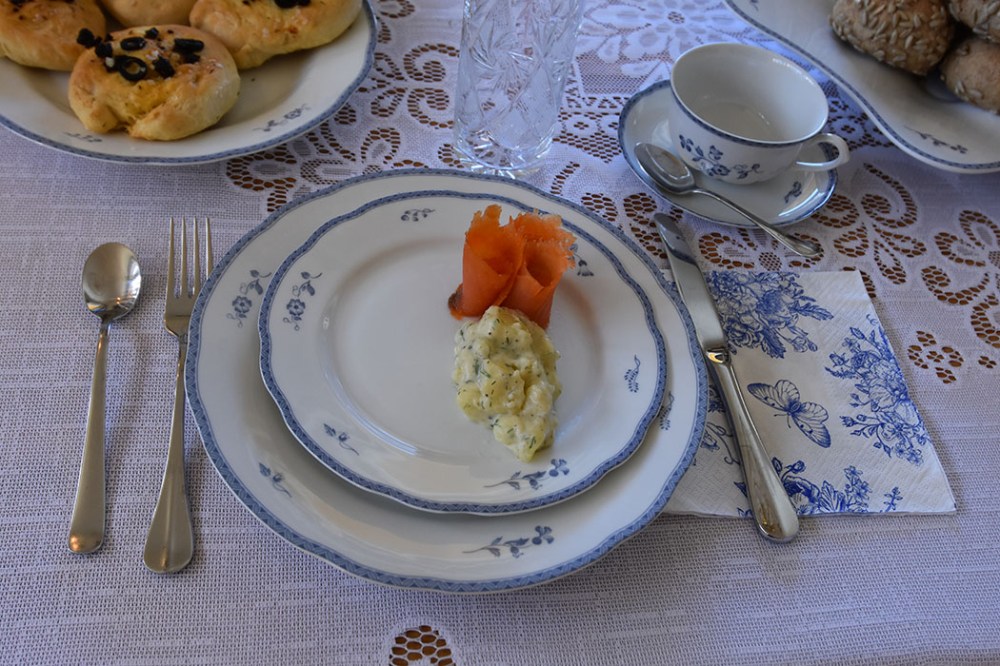 Røkt laks med dillstuede poteter Ingredienser 10 Poteter 2 ss Hvetemel 4 dl Melk ½ ts Salt ½ ts Pepper 3 ss Dill (hakket) https://heidisboble.no/ @heidisboble