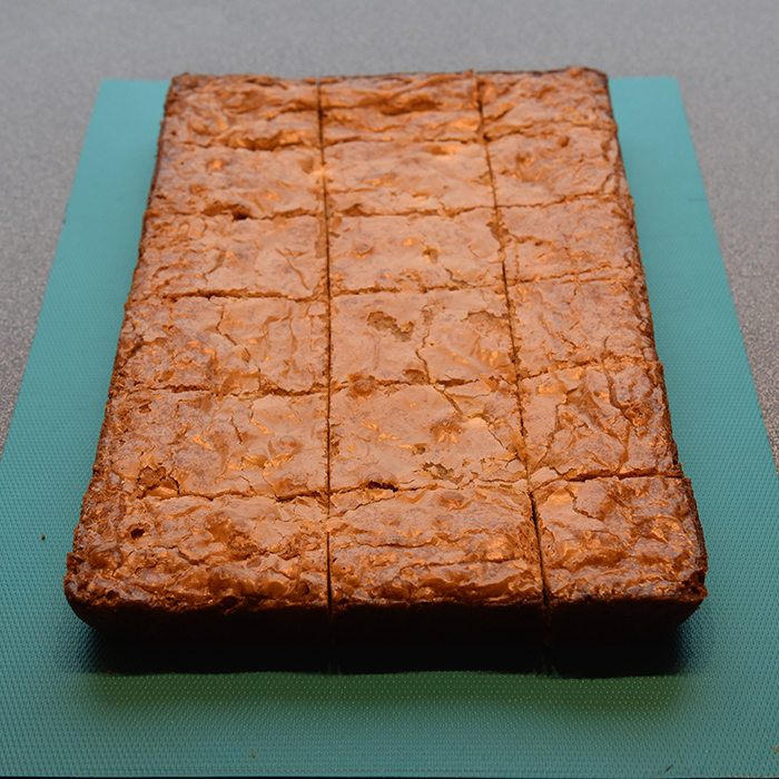 Ruby - sjokolade Blondies /Rød-sjokolade Brownies Ingredienser: 225 g Smør 225 g Sukker (brunt) 2 Egg 1 ss Vaniljesukker 225 g Mel 100 g Rød-sjokolade (smeltet) 150 g Rød-sjokolade chips eller grov hakket Pynt: 100 g Rød-sjokolade (smeltet) https://heidisboble.no/ @heidisboble