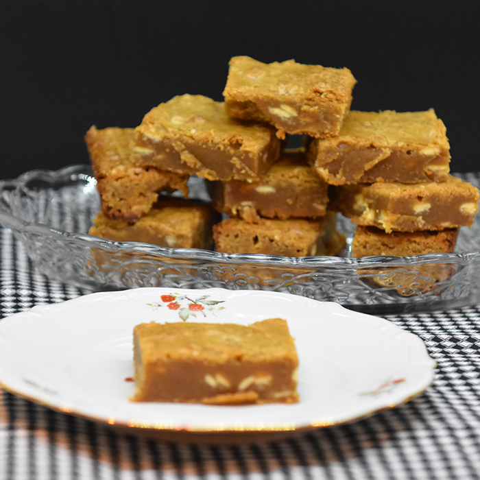 Ruby - sjokolade Blondies /Rød-sjokolade Brownies Ingredienser: 225 g Smør 225 g Sukker (brunt) 2 Egg 1 ss Vaniljesukker 225 g Mel 100 g Rød-sjokolade (smeltet) 150 g Rød-sjokolade chips eller grov hakket Pynt: 100 g Rød-sjokolade (smeltet) https://heidisboble.no/ @heidisboble