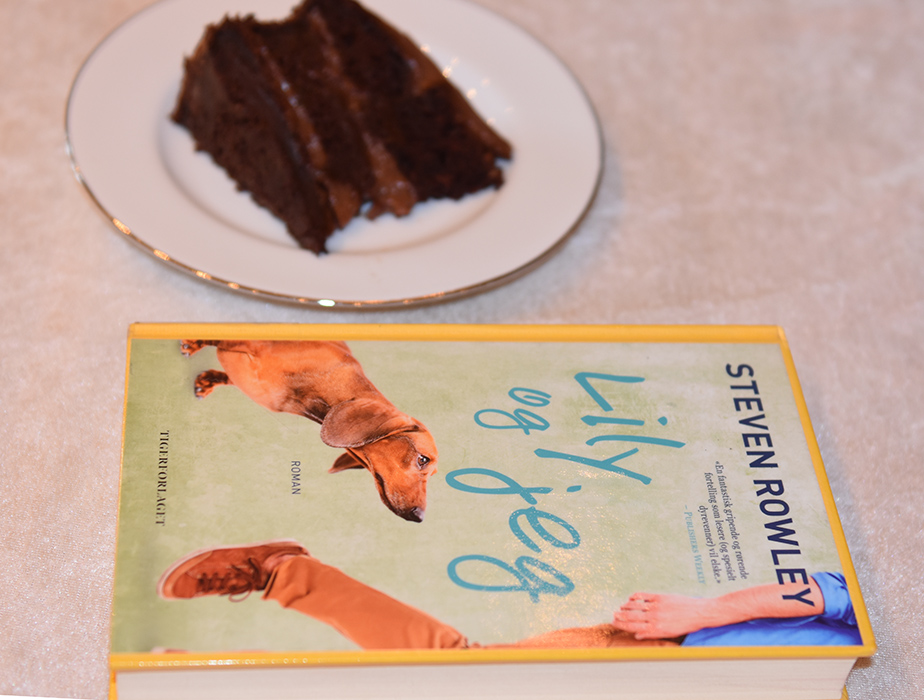 Rowley, Steven (2016) «Lilly og jeg», Tigerforlaget OG Vegansk Sjokoladekake med squash og eplemos Ingredienser 500 g Hvetemel 250 g Rørsukker (vegansk = ikke raffinert) 100 g Kakaopulver 3 ts Bakepulver 1 ts Natron 1 ½ ts Vaniljeekstrakt 7 ½ dl Havremelk 150 g Eplemos (vegansk) 2 ½ ts Eplesider eddik 450 g Squash (raspet, ca 7 ½ dl) Fyll og Topping: 225 g Smør (melkefritt og mykt) 3 ss Havremelk 40 g Kakaopulver 10 dl Melis Alternativt: 100 Margarin (melkefri eller vegansk) 200 g Kremost (melkefritt og mykt) 3 ss Havremelk 40 g Kakaopulver 1 ts Vanilje ekstrakt Ca 400 g Melis https://heidisboble.no/ @heidisboble