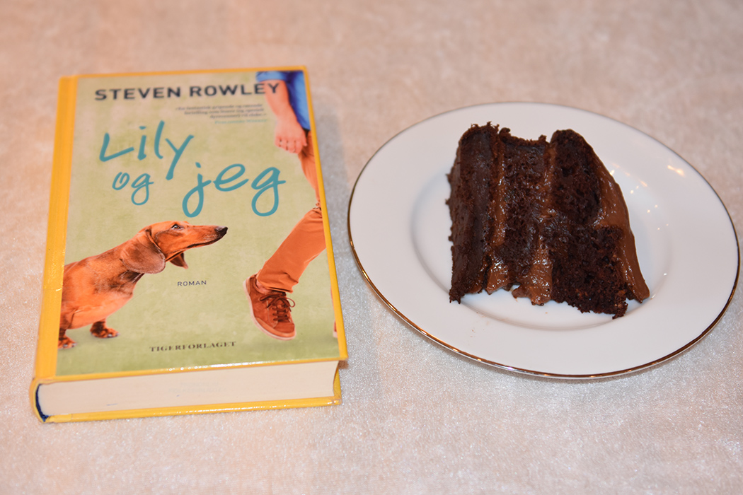 Rowley, Steven (2016) «Lilly og jeg», Tigerforlaget OG Vegansk Sjokoladekake med squash og eplemos Ingredienser 500 g Hvetemel 250 g Rørsukker (vegansk = ikke raffinert) 100 g Kakaopulver 3 ts Bakepulver 1 ts Natron 1 ½ ts Vaniljeekstrakt 7 ½ dl Havremelk 150 g Eplemos (vegansk) 2 ½ ts Eplesider eddik 450 g Squash (raspet, ca 7 ½ dl) Fyll og Topping: 225 g Smør (melkefritt og mykt) 3 ss Havremelk 40 g Kakaopulver 10 dl Melis Alternativt: 100 Margarin (melkefri eller vegansk) 200 g Kremost (melkefritt og mykt) 3 ss Havremelk 40 g Kakaopulver 1 ts Vanilje ekstrakt Ca 400 g Melis https://heidisboble.no/ @heidisboble