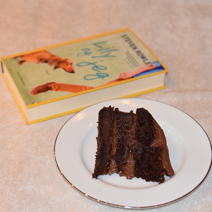 Rowley, Steven (2016) «Lilly og jeg», Tigerforlaget OG Vegansk Sjokoladekake med squash og eplemos Ingredienser 500 g Hvetemel 250 g Rørsukker (vegansk = ikke raffinert) 100 g Kakaopulver 3 ts Bakepulver 1 ts Natron 1 ½ ts Vaniljeekstrakt 7 ½ dl Havremelk 150 g Eplemos (vegansk) 2 ½ ts Eplesider eddik 450 g Squash (raspet, ca 7 ½ dl) Fyll og Topping: 225 g Smør (melkefritt og mykt) 3 ss Havremelk 40 g Kakaopulver 10 dl Melis Alternativt: 100 Margarin (melkefri eller vegansk) 200 g Kremost (melkefritt og mykt) 3 ss Havremelk 40 g Kakaopulver 1 ts Vanilje ekstrakt Ca 400 g Melis https://heidisboble.no/ @heidisboble