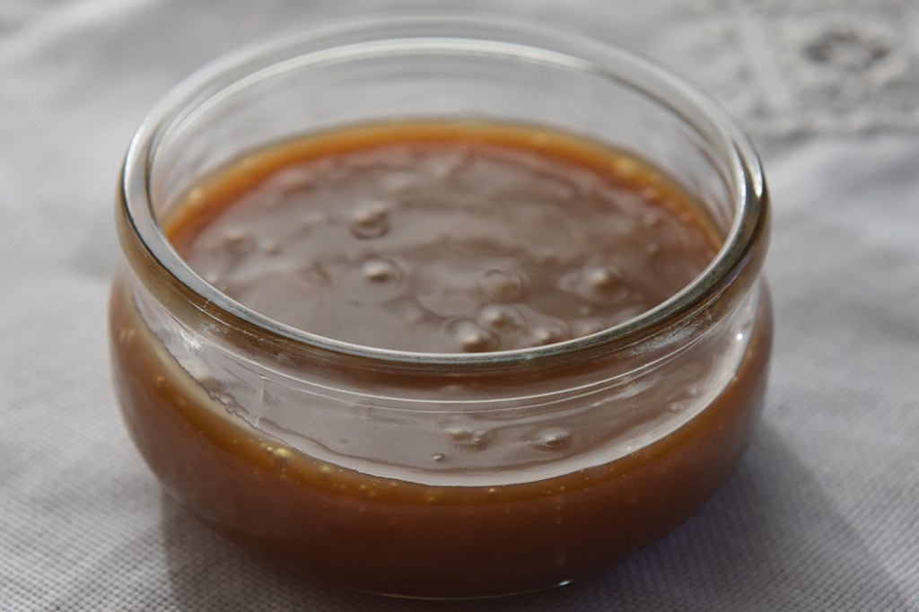 Salt karamellsaus Ingredienser: 200 g Sukker 1¼ dl Vann (125 g) 50 g Smør 1¼ dl Kremfløte ½ ts Vaniljeekstrakt ½ ts Salt https://heidisboble.no/ @heidisboble