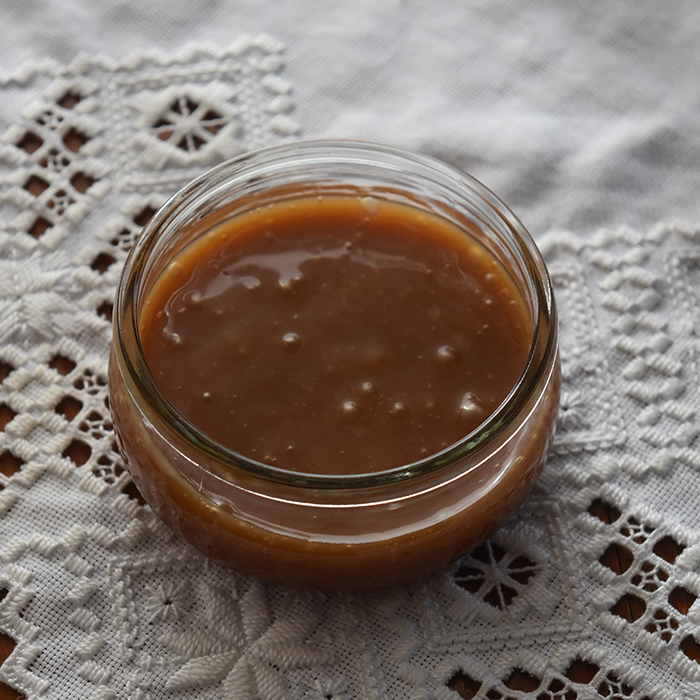 Salt karamellsaus Ingredienser: 200 g Sukker 1¼ dl Vann (125 g) 50 g Smør 1¼ dl Kremfløte ½ ts Vaniljeekstrakt ½ ts Salt https://heidisboble.no/ @heidisboble