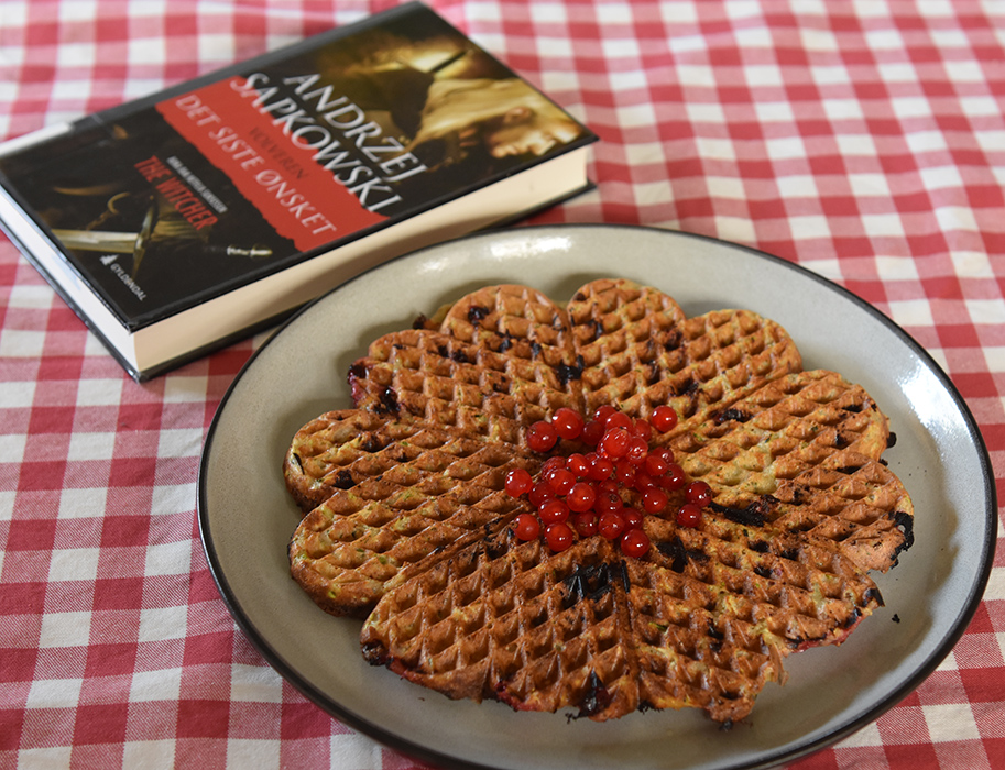Sapkowski, Andrzej (2020) «Det siste ønsket», Gyldendal Rips- og squashvafler Ingredienser: 2 dl Havregryn (eller havremel) 2 dl Fullkorn hvetemel 1 dl Hvetemel 1 ts Bakepulver 2 Egg 100 g Squash (raspet) 3-5 dl Melk 100 g Rips Smør (til steking) https://heidisboble.no/ @heidisboble