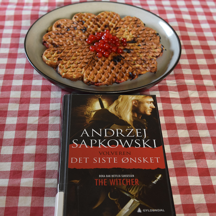 Sapkowski, Andrzej (2020) «Det siste ønsket», Gyldendal Rips- og squashvafler Ingredienser: 2 dl Havregryn (eller havremel) 2 dl Fullkorn hvetemel 1 dl Hvetemel 1 ts Bakepulver 2 Egg 100 g Squash (raspet) 3-5 dl Melk 100 g Rips Smør (til steking) https://heidisboble.no/ @heidisboble