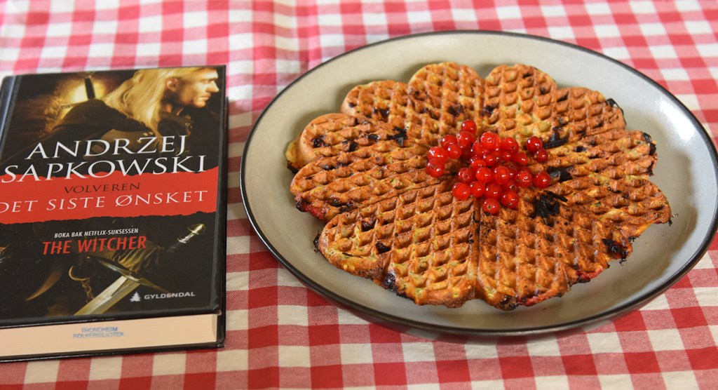 Sapkowski, Andrzej (2020) «Det siste ønsket», Gyldendal Rips- og squashvafler Ingredienser: 2 dl Havregryn (eller havremel) 2 dl Fullkorn hvetemel 1 dl Hvetemel 1 ts Bakepulver 2 Egg 100 g Squash (raspet) 3-5 dl Melk 100 g Rips Smør (til steking) https://heidisboble.no/ @heidisboble