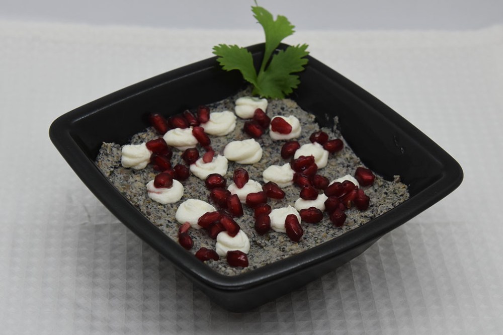 Sjampinjong paté Ingredienser: 2 ss Smør 2 ss Olje (oliven) 500 g Sjampinjonger 2 fedd Hvitløk 4 Vårløk 2 ss Sitronsaft 100 g Ricotta 100 g Philadelphia 2-4 ss Persille Valgfritt tilbehør: Syltete agurker Sølvløk Rødløk Rødløkskompott Stekt sjampinjong Eplebåter Granateple Knekkebrød eller brød https://heidisboble.no/ @heidisboble