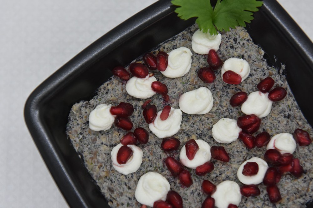 Sjampinjong paté Ingredienser: 2 ss Smør 2 ss Olje (oliven) 500 g Sjampinjonger 2 fedd Hvitløk 4 Vårløk 2 ss Sitronsaft 100 g Ricotta 100 g Philadelphia 2-4 ss Persille Valgfritt tilbehør: Syltete agurker Sølvløk Rødløk Rødløkskompott Stekt sjampinjong Eplebåter Granateple Knekkebrød eller brød https://heidisboble.no/ @heidisboble