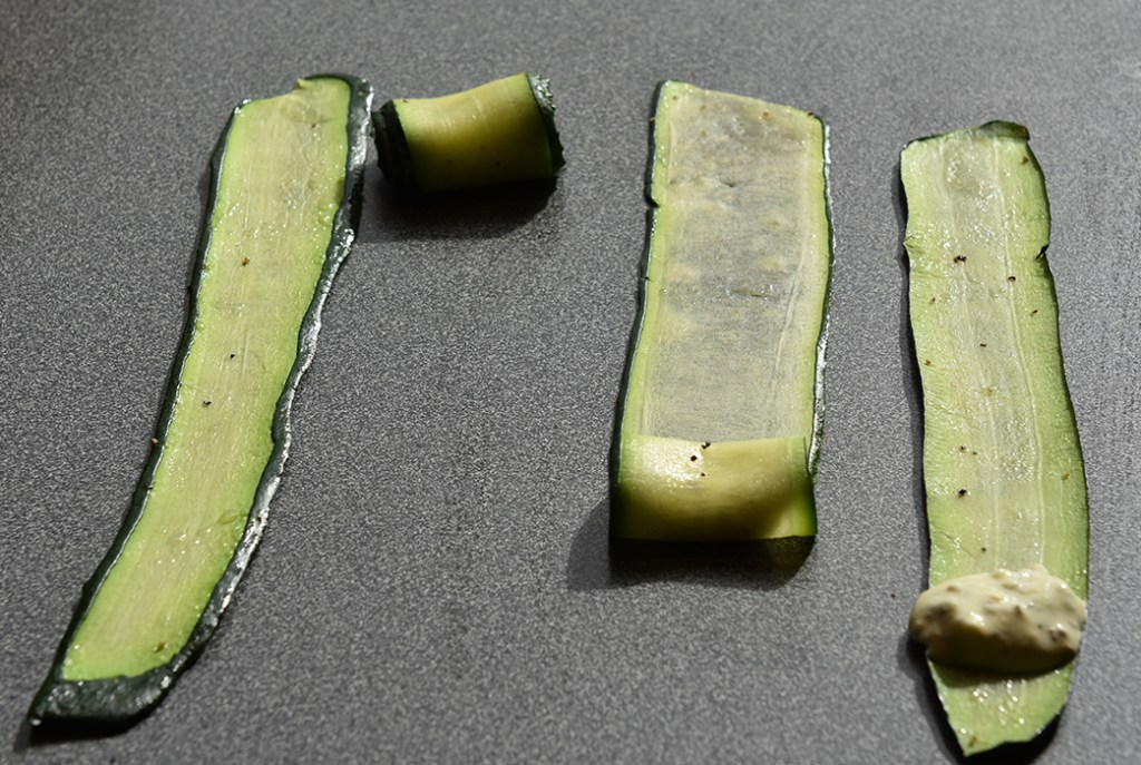 Squash- canneloni Ingredienser Ca 600 g Squash (ca 24 i skiver) 2 ts Olje (oliven) ½ ts Salt ¼ ts Pepper 200 g Kremost (naturell) 1 Egg 3 ss Parmesan (raspet) ½ Mozzarella (i biter) 1 ss Bladpersille (tørket) 1 ss Gressløk (tørket) ¼ ss Oregano (tørket) 2 ss Basilikum (fersk, hakket) Tomatsaus: 2 ss Oliven olje ½ Løk (hakket) 1 Gulrot (hakket) 1 stilk Stangselleri (hakket) 1 fedd Hvitløk (hakket) ¼ Chili (rød – uten frø) eller (kajennepepper) 1 bx Hermetiske tomater 1 dl Hvitvin (eller vann og buljongterning) ½ ts Sukker Bladpersille (hakket) Salt og Pepper https://heidisboble.no/ @heidisboble