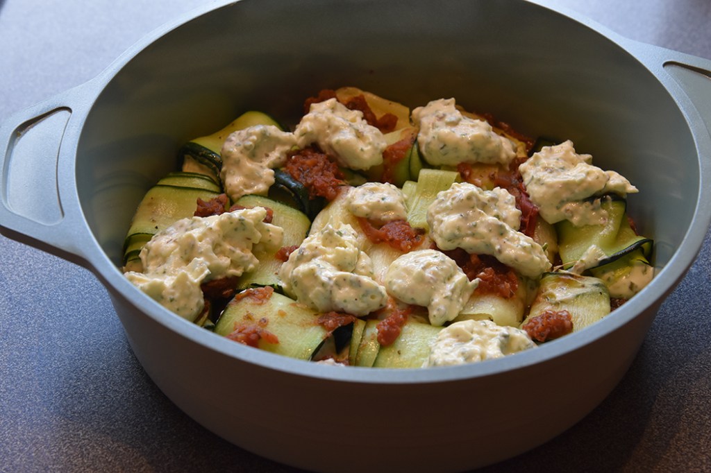 Squash- canneloni Ingredienser Ca 600 g Squash (ca 24 i skiver) 2 ts Olje (oliven) ½ ts Salt ¼ ts Pepper 200 g Kremost (naturell) 1 Egg 3 ss Parmesan (raspet) ½ Mozzarella (i biter) 1 ss Bladpersille (tørket) 1 ss Gressløk (tørket) ¼ ss Oregano (tørket) 2 ss Basilikum (fersk, hakket) Tomatsaus: 2 ss Oliven olje ½ Løk (hakket) 1 Gulrot (hakket) 1 stilk Stangselleri (hakket) 1 fedd Hvitløk (hakket) ¼ Chili (rød – uten frø) eller (kajennepepper) 1 bx Hermetiske tomater 1 dl Hvitvin (eller vann og buljongterning) ½ ts Sukker Bladpersille (hakket) Salt og Pepper https://heidisboble.no/ @heidisboble