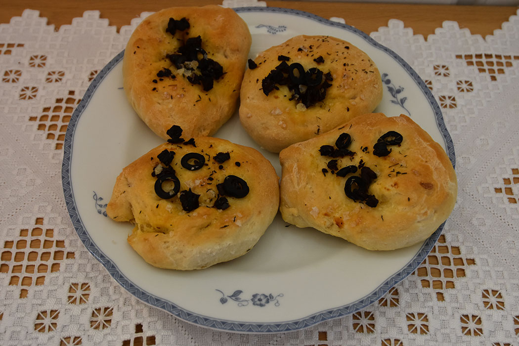 Små focaccia med oliven og soltørkete tomater Ingredienser: Fordeig (dagen før); 135 g Hvetemel 1 ½ dl Vann (kaldt) 2 g Gjær (fersk – på størrelse med en ert) Dagen du skal bake: 1 kg Hvetemel 2 ss Olje (nøytral) 15 g Salt (2 ts) 5 ½ dl Vann (romtemperert) 20 g Gjær 1 ts Sukker 2 ss Olivenolje Topping: 2 ss Olivenolje Oliven (hakket) Tomater (soltørkete) Flaksalt Romarin https://heidisboble.no/ @heidisboble