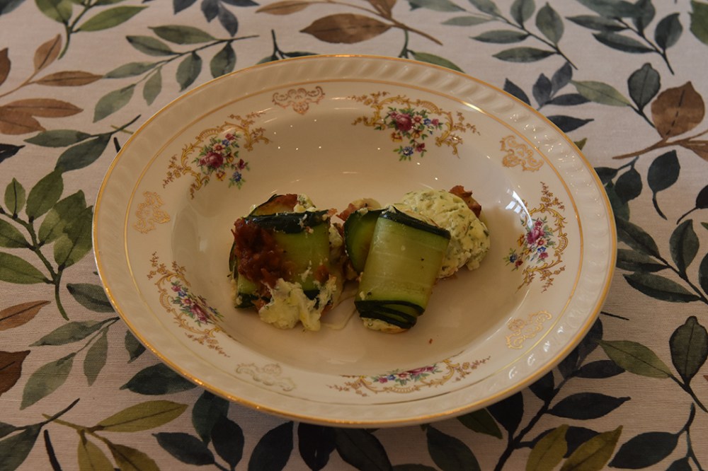 Squash- canneloni Ingredienser Ca 600 g Squash (ca 24 i skiver) 2 ts Olje (oliven) ½ ts Salt ¼ ts Pepper 200 g Kremost (naturell) 1 Egg 3 ss Parmesan (raspet) ½ Mozzarella (i biter) 1 ss Bladpersille (tørket) 1 ss Gressløk (tørket) ¼ ss Oregano (tørket) 2 ss Basilikum (fersk, hakket) Tomatsaus: 2 ss Oliven olje ½ Løk (hakket) 1 Gulrot (hakket) 1 stilk Stangselleri (hakket) 1 fedd Hvitløk (hakket) ¼ Chili (rød – uten frø) eller (kajennepepper) 1 bx Hermetiske tomater 1 dl Hvitvin (eller vann og buljongterning) ½ ts Sukker Bladpersille (hakket) Salt og Pepper https://heidisboble.no/ @heidisboble