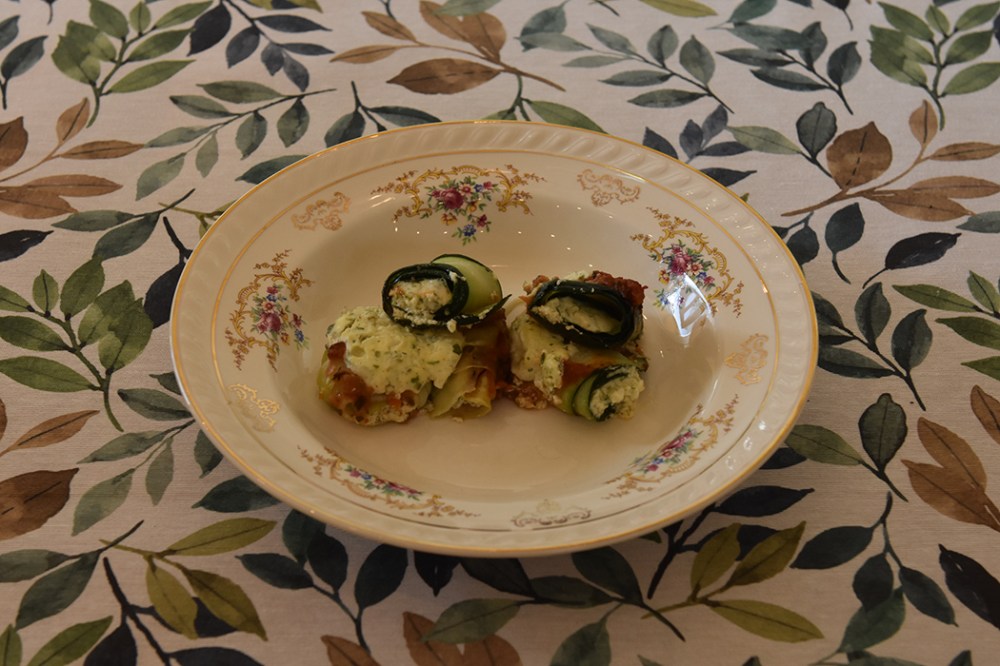 Squash- canneloni Ingredienser Ca 600 g Squash (ca 24 i skiver) 2 ts Olje (oliven) ½ ts Salt ¼ ts Pepper 200 g Kremost (naturell) 1 Egg 3 ss Parmesan (raspet) ½ Mozzarella (i biter) 1 ss Bladpersille (tørket) 1 ss Gressløk (tørket) ¼ ss Oregano (tørket) 2 ss Basilikum (fersk, hakket) Tomatsaus: 2 ss Oliven olje ½ Løk (hakket) 1 Gulrot (hakket) 1 stilk Stangselleri (hakket) 1 fedd Hvitløk (hakket) ¼ Chili (rød – uten frø) eller (kajennepepper) 1 bx Hermetiske tomater 1 dl Hvitvin (eller vann og buljongterning) ½ ts Sukker Bladpersille (hakket) Salt og Pepper https://heidisboble.no/ @heidisboble