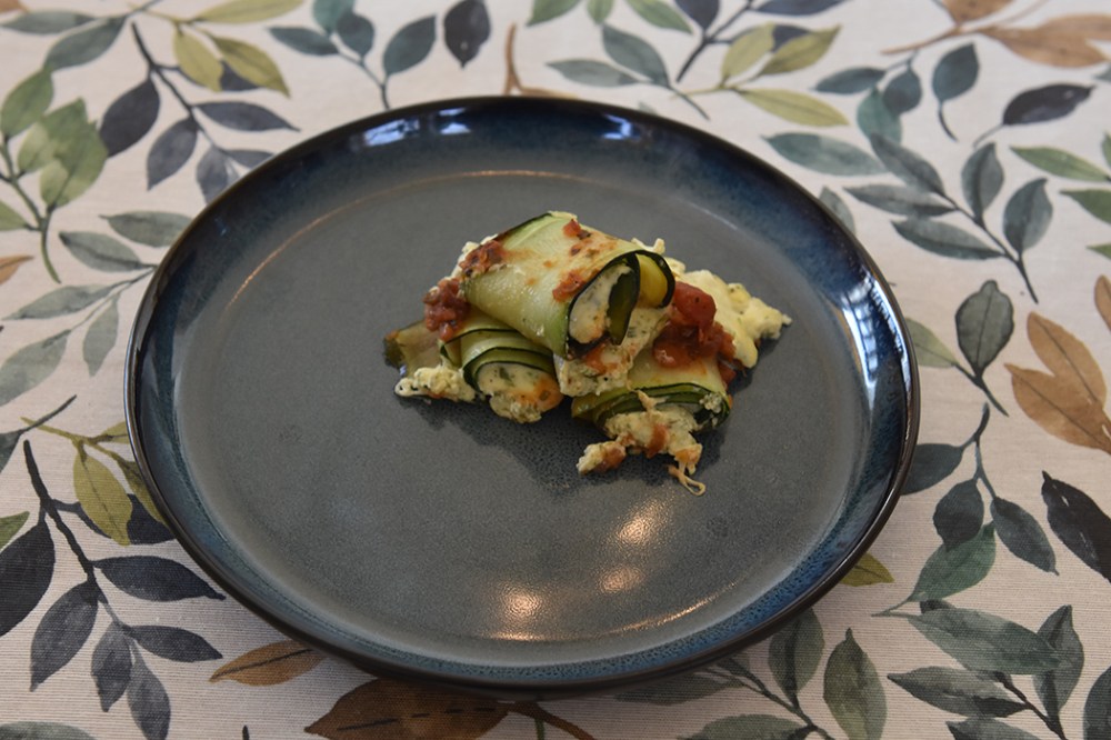 Squash- canneloni Ingredienser Ca 600 g Squash (ca 24 i skiver) 2 ts Olje (oliven) ½ ts Salt ¼ ts Pepper 200 g Kremost (naturell) 1 Egg 3 ss Parmesan (raspet) ½ Mozzarella (i biter) 1 ss Bladpersille (tørket) 1 ss Gressløk (tørket) ¼ ss Oregano (tørket) 2 ss Basilikum (fersk, hakket) Tomatsaus: 2 ss Oliven olje ½ Løk (hakket) 1 Gulrot (hakket) 1 stilk Stangselleri (hakket) 1 fedd Hvitløk (hakket) ¼ Chili (rød – uten frø) eller (kajennepepper) 1 bx Hermetiske tomater 1 dl Hvitvin (eller vann og buljongterning) ½ ts Sukker Bladpersille (hakket) Salt og Pepper https://heidisboble.no/ @heidisboble