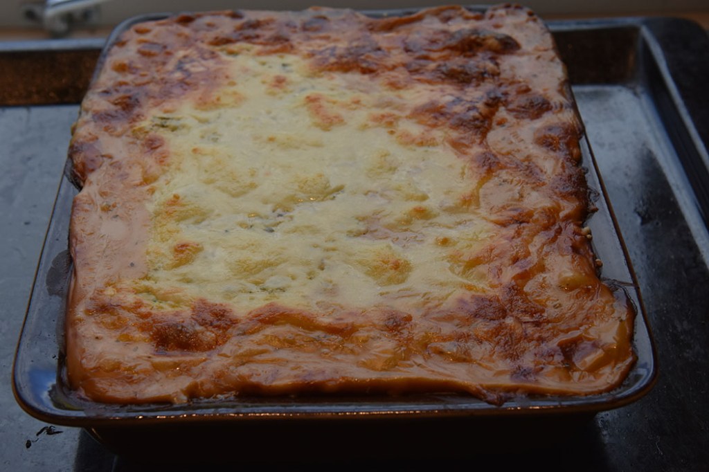 Squash- lasagne Ingredienser: Ca 600 g Squash (ca 24 i skiver) 2 ts Olje (oliven) ½ ts Salt ¼ ts Pepper Kjøttsaus: 2 ss Oliven olje 1 Løk 1 Gulrot 1 stilk Stangselleri 1 fedd Hvitløk ½ Chili (rød – uten frø) eller (kajennepepper) 350 g Kjøttdeig 50 g Bacon (kan sløyfes) 2 bx Hermetiske tomater 1 dl Vann (eller hvitvin) 1-2 Buljongterninger ½ - 1 ts Sukker Bladpersille (hakket) Salt og Pepper Ostesaus: 3 ss Hvetemel 4-5 dl Melk 1 ts Salt ½ ts Pepper 100-200 g Ost (revet) https://heidisboble.no/ @heidisboble