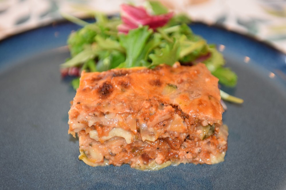 Squash- lasagne Ingredienser: Ca 600 g Squash (ca 24 i skiver) 2 ts Olje (oliven) ½ ts Salt ¼ ts Pepper Kjøttsaus: 2 ss Oliven olje 1 Løk 1 Gulrot 1 stilk Stangselleri 1 fedd Hvitløk ½ Chili (rød – uten frø) eller (kajennepepper) 350 g Kjøttdeig 50 g Bacon (kan sløyfes) 2 bx Hermetiske tomater 1 dl Vann (eller hvitvin) 1-2 Buljongterninger ½ - 1 ts Sukker Bladpersille (hakket) Salt og Pepper Ostesaus: 3 ss Hvetemel 4-5 dl Melk 1 ts Salt ½ ts Pepper 100-200 g Ost (revet) https://heidisboble.no/ @heidisboble